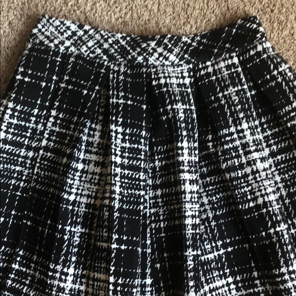 Banana republic pleated skirt - Picture 2 of 3